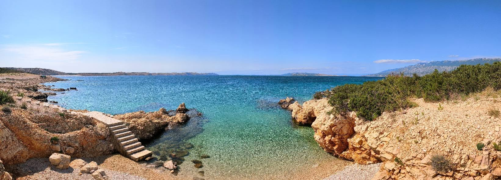 Morgens am Strand von Jadra in Stara Novalja auf der Insel Pag, die für ihr kristallklares Meer und ihre malerischen Felsbuchten bekannt ist.#Patrik